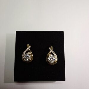 Elegant Gold 2 Ct Teardrop Earrings